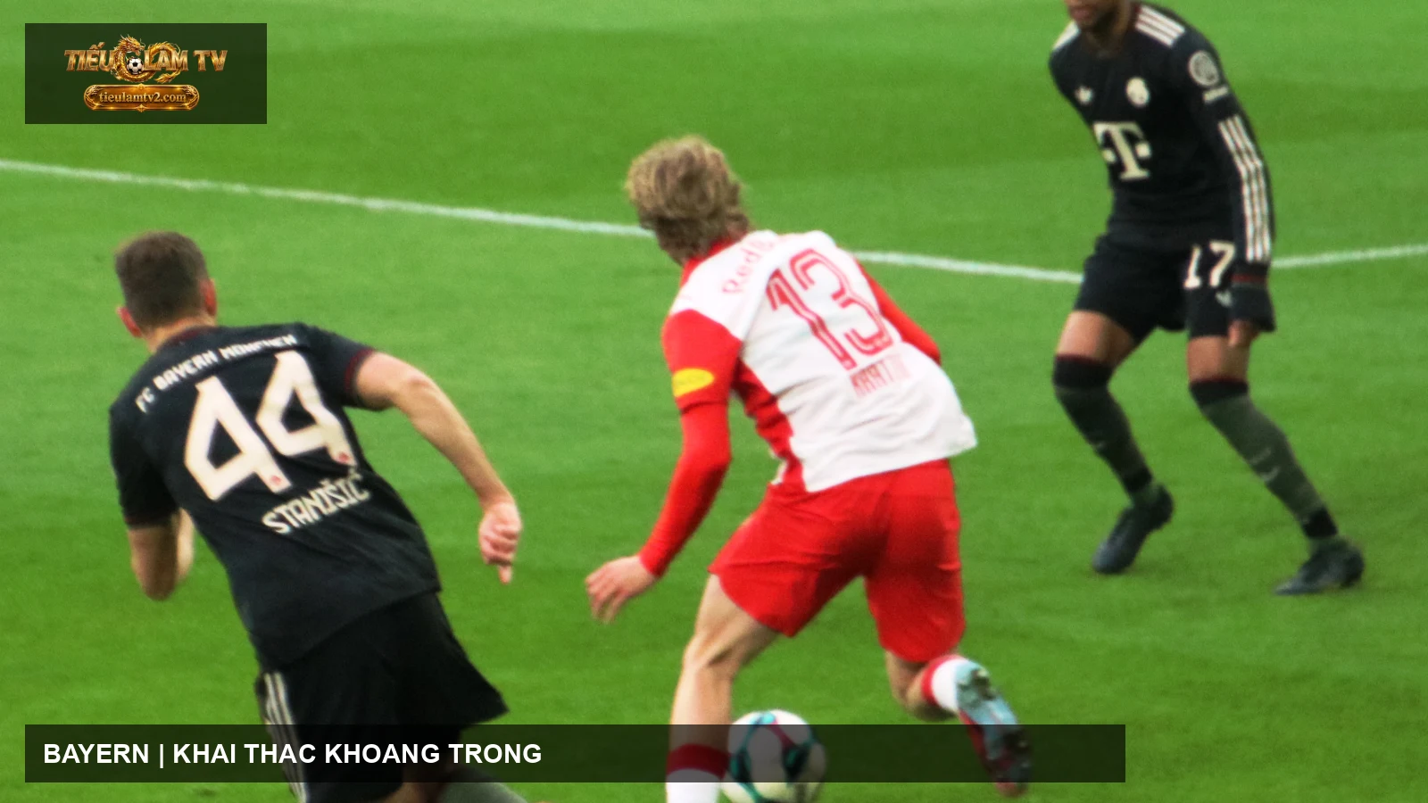 Michael Olise thi đấu cho Bayern Munich