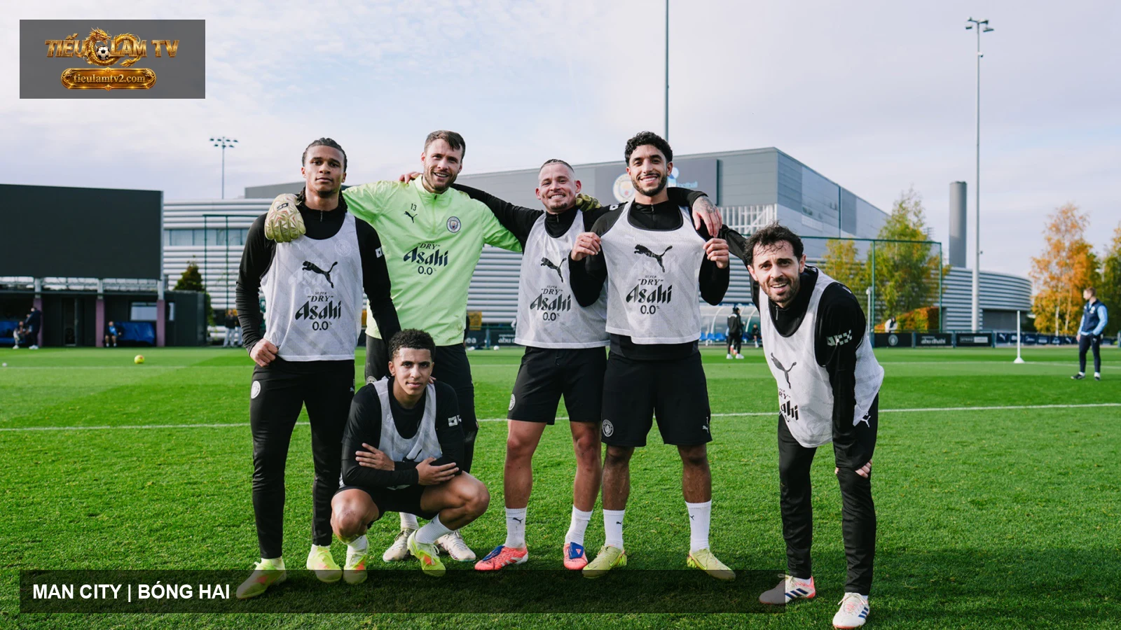 Nhóm cầu thủ Manchester City trong buổi tập