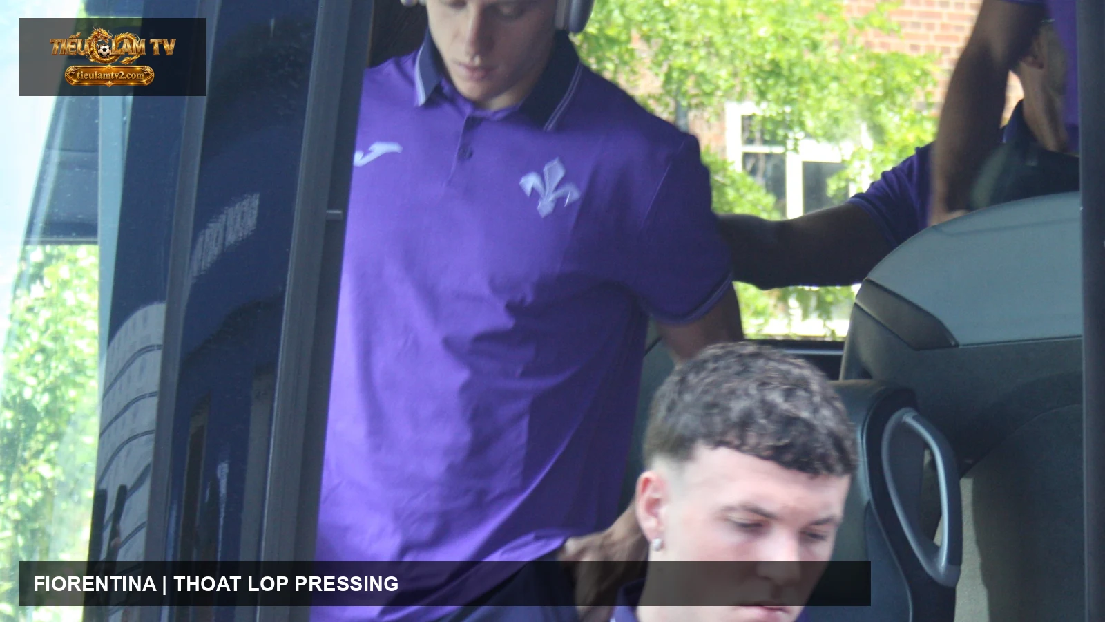 Cầu thủ Fiorentina Pietro Comuzzo và Alex Jimenez
