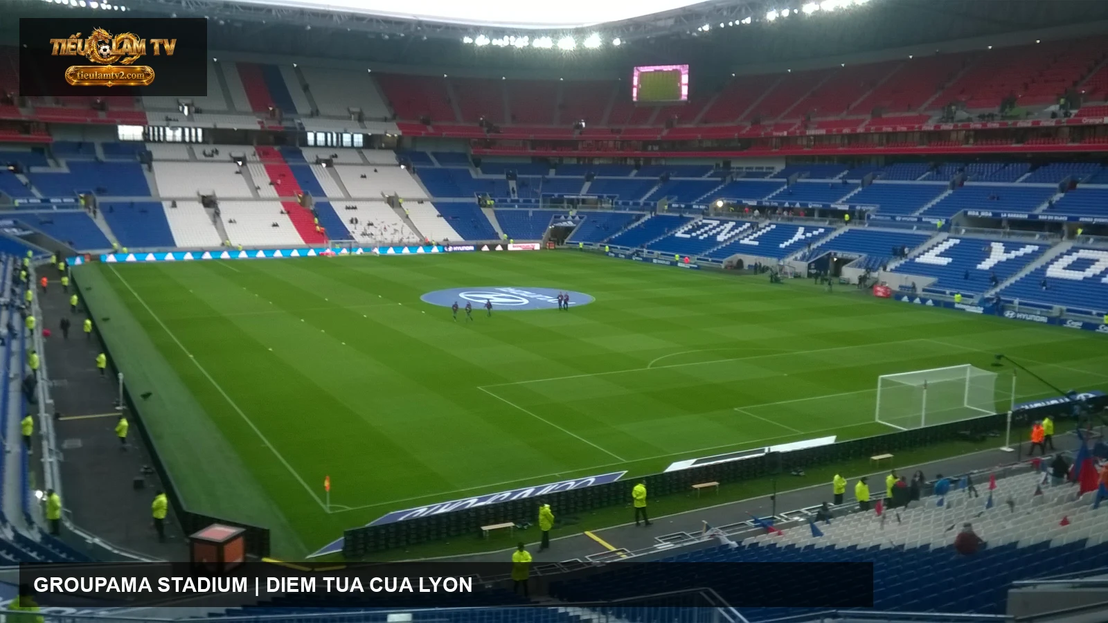 Mặt sân Parc OL trước một trận đấu của Olympique Lyonnais