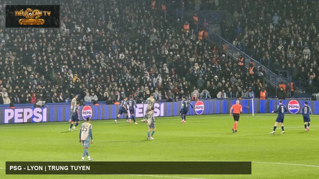 Cầu thủ Paris Saint-Germain trên sân