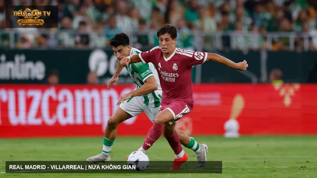 Cầu thủ Real Madrid xử lý bóng trong trận đấu