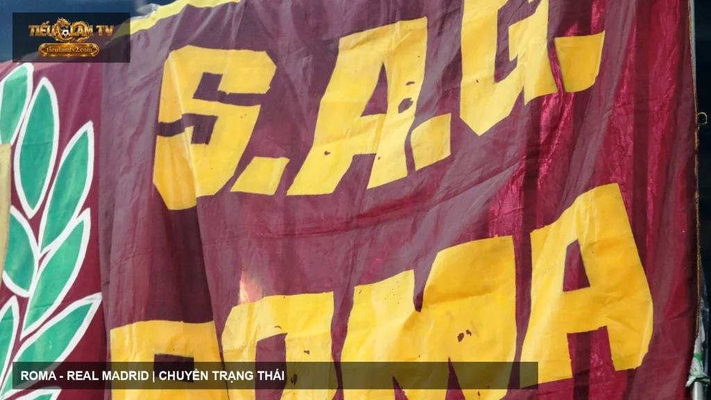Cờ cổ động AS Roma trên khán đài